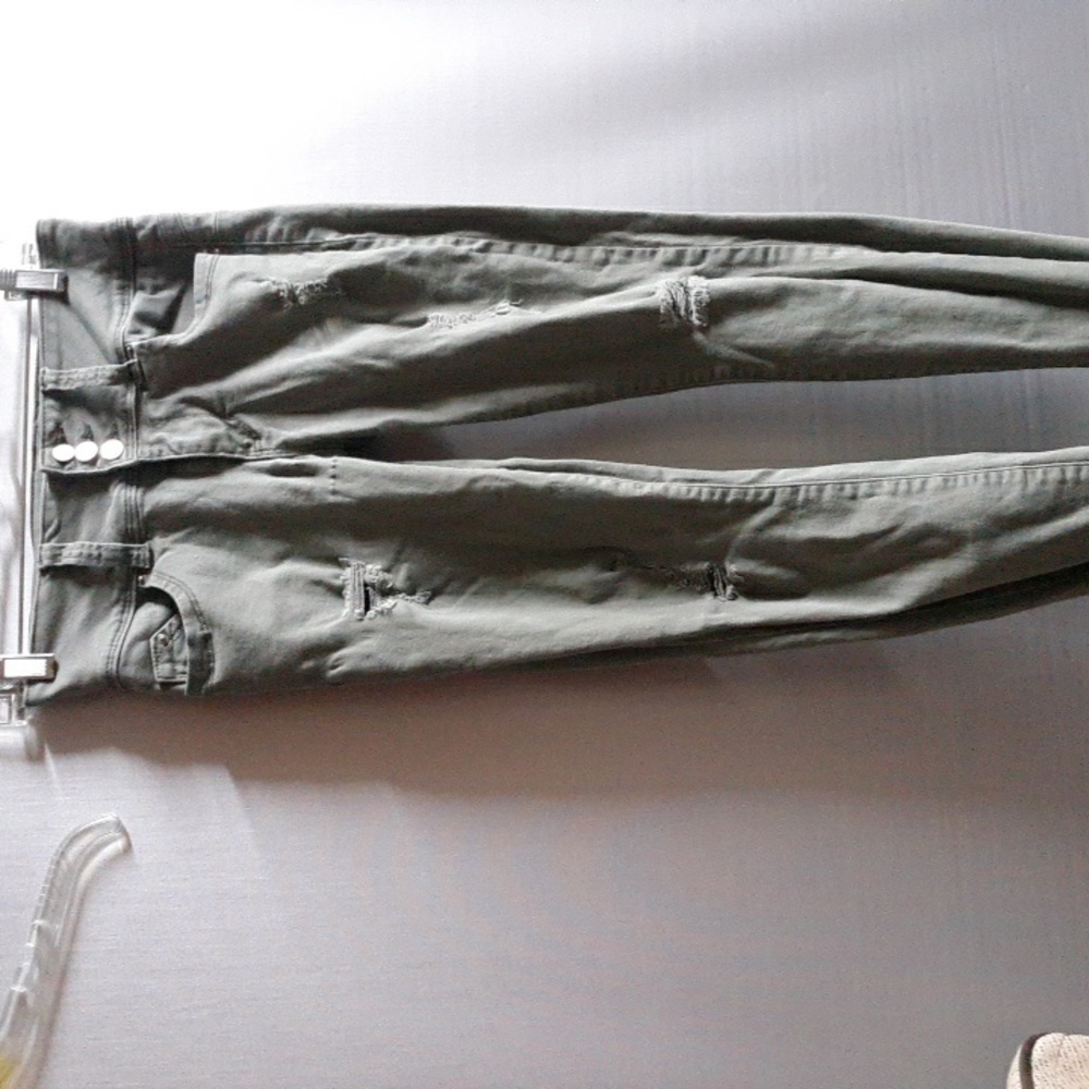 Wannabettabutt Distressed Size S Mid Rise Cropped (SKU 841)